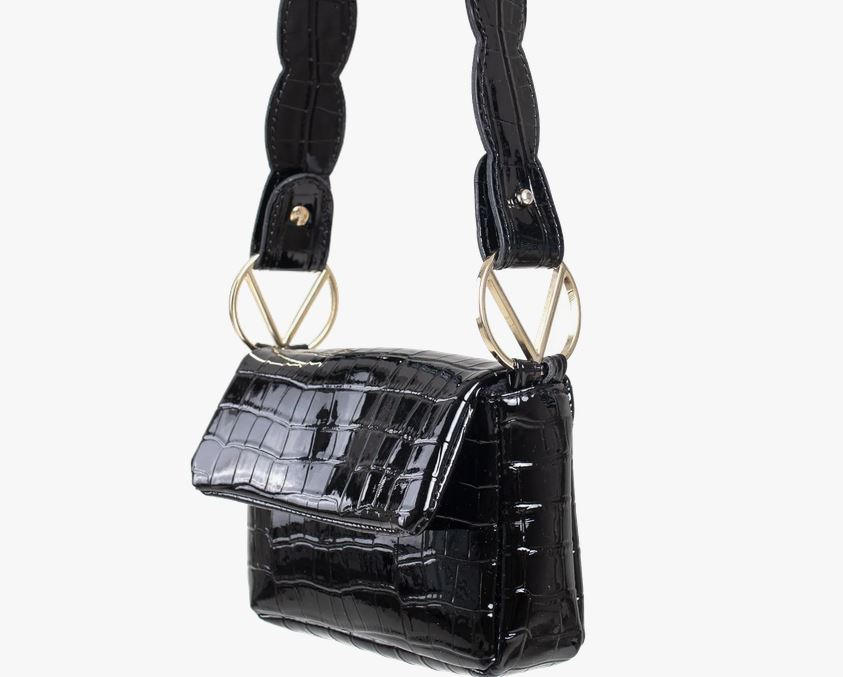 La tienda de moda de la influencer Sara Baceiredo triunfa con este bolso que pega con todo