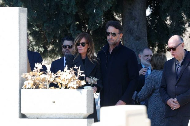 Lara Dibildos y Álvaro Muñoz Escassi en el funeral de Laura Valenzuela / Gtres