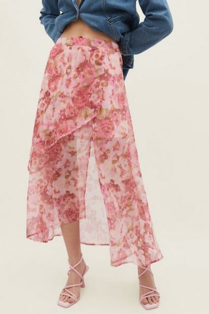 Así es la falda de Stradivarius que deberías tener este verano: fresquita y colorida