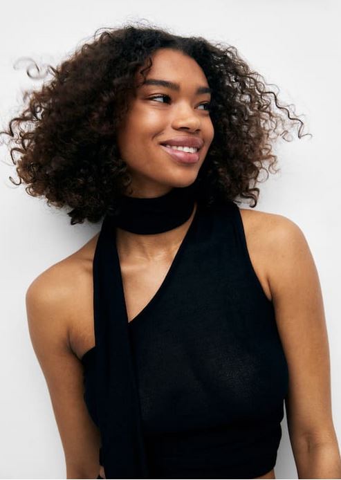 Este top asimétrico de Pull&Bear sienta genial: elegante e ideal para una noche de fiesta