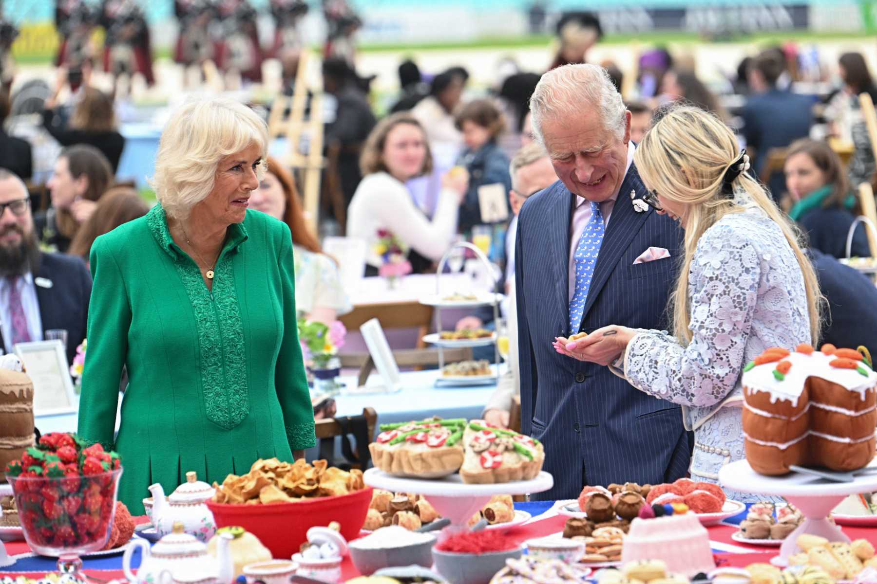 El Rey Carlos III junto a su esposa en un almuerzo / Gtres