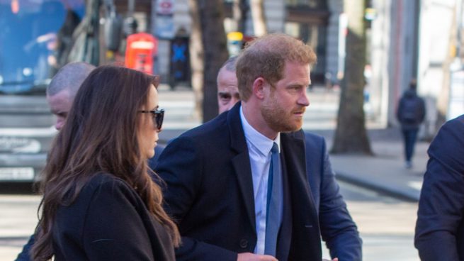 El príncipe Enrique viaja solo y por sorpresa a Londres para su batalla contra los medios