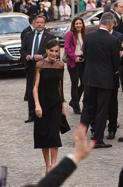 La Reina Letizia saludando en Cádiz. / Gtres