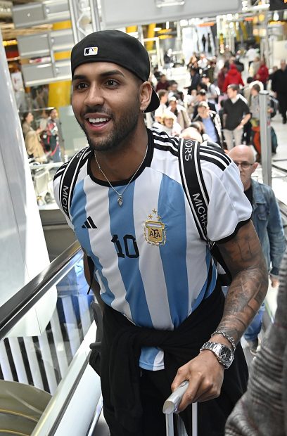 Yulen Pereira en el aeropuerto de Madrid. / Gtres