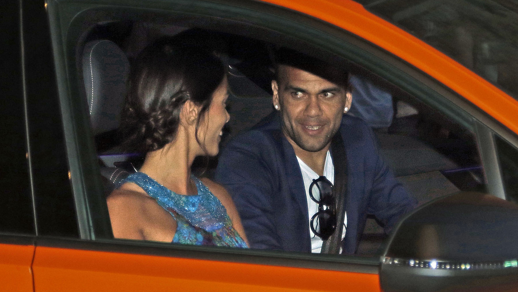 Joana Sanz y Dani Alves en un coche. / Gtres