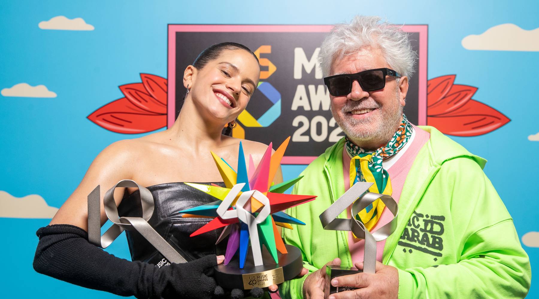 Rosalía con Pedro Almódovar en los Premios de Los40/ Gtres