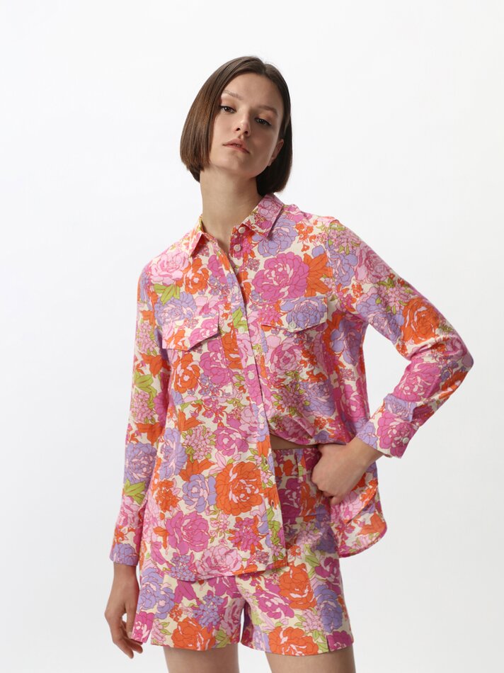 Las influencers arrasan con esta camisa de Lefties: primaveral y colorida para esta primavera