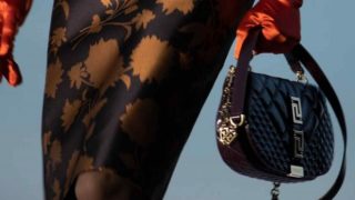 Parfois se pasa el juego y versiona el bolso de Versace