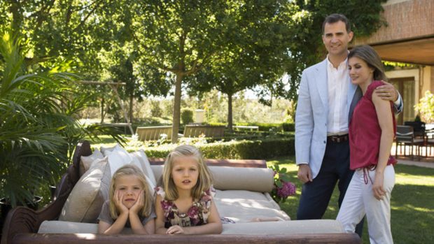 El Rey Felipe, la Reina Letizia, la Princesa Leonor y la infanta Sofía en el jardín / Gtres