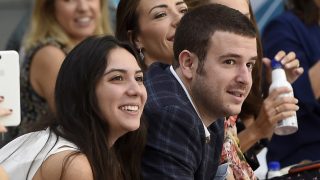 Raquel Rodríguez y Álex Lequio sonriendo. / Gtres