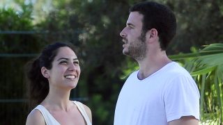 Raquel Rodríguez y Aless Lequio mirándose. / Gtres