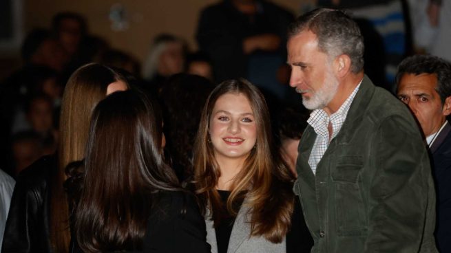 El Rey Felipe VI, la Reina Letizia, la Princesa de Asturias Leonor de Borbón y Sofía de Borbón durante su visita a Chinchón / Gtres