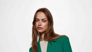 Elegante, cómoda y barata: así es la americana que Mango ha rebajado 30 euros