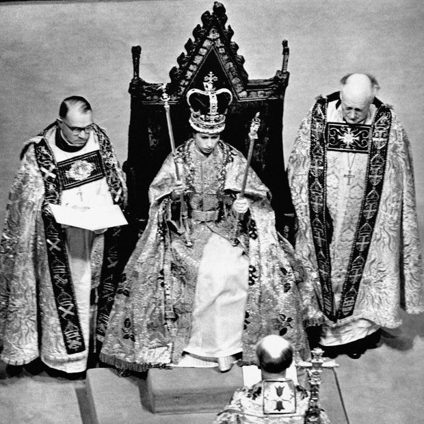 La Reina Isabel II en el día de su coronación. / Gtres