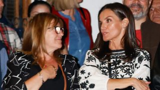 La Reina Letizia junto a Belén, una vecina de Chinchón. / Gtres
