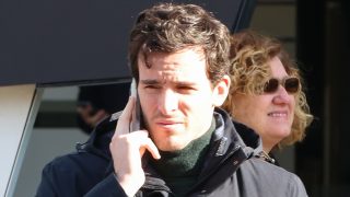 Íñigo Onieva con su teléfono móvil. / Gtres