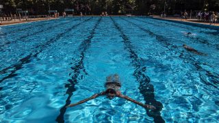 Mujer nadando en una piscina de Madrid. / Gtres