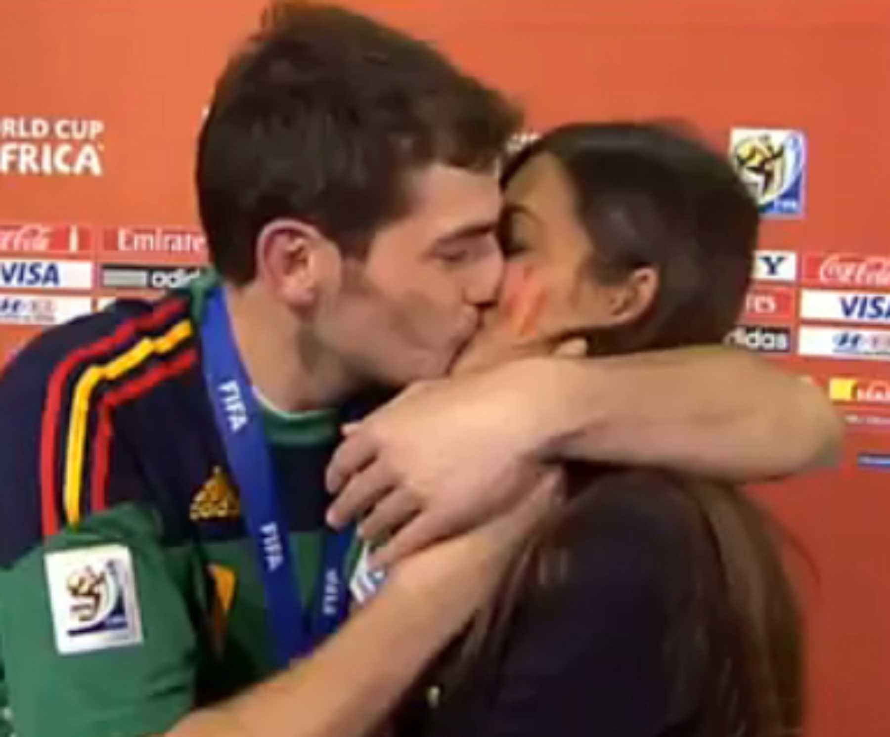 Iker Casillas besando a Sara Carbonero tras la final del Mundial de Futbol de Sudáfrica 2010 / Gtres