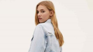 La falda vaquera de Stradivarius triunfa por hacerte un cuerpazo