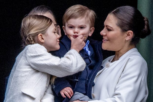 Victoria de Suecia junto a Estela y Óscar. / Gtres