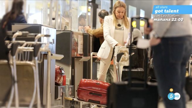 Ana Obregón en el aeropuerto de Madrid. / Telecinco