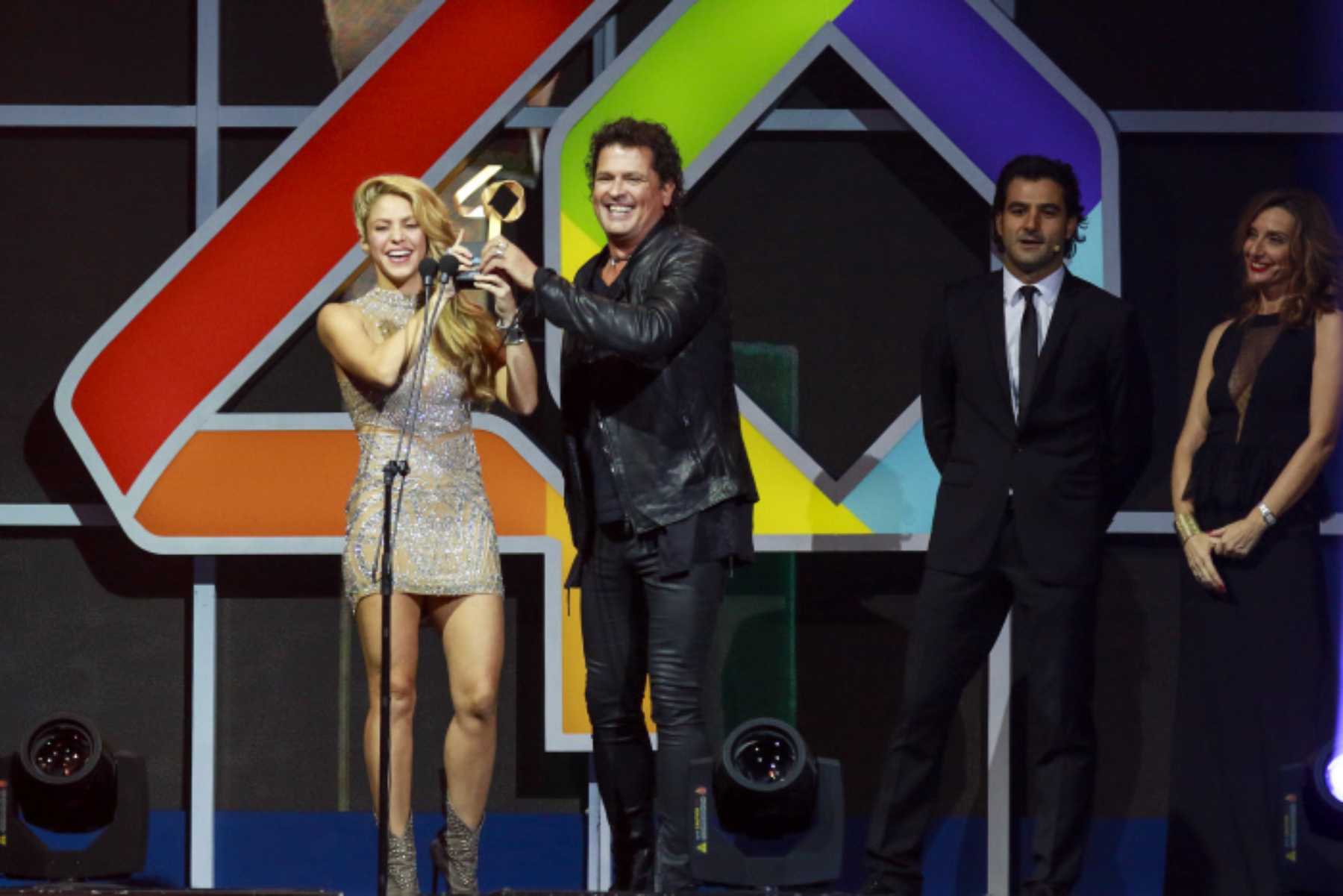 Los cantantes Shakira y Carlos Vives en los Premios 40 / Gtres