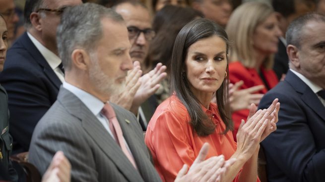 El Rey Felipe y la Reina Letizia aplaudiendo. / Gtres