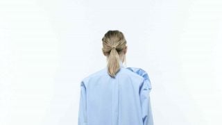 Es una camisa azul pero muy diferente: Sfera lanza su prenda más especial