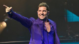 David Bisbal señalando en un concierto. / Gtres