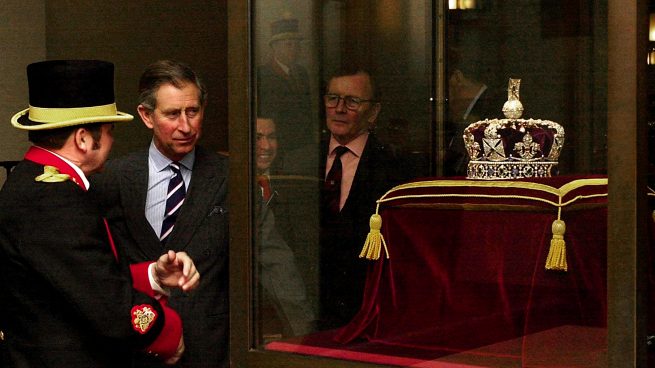 Carlos III mirando la Corona Imperial de Estado / Gtres