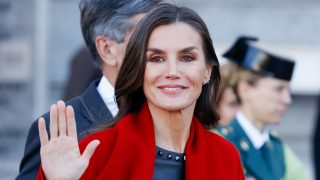 La Reina Letizia saludando. / Gtres