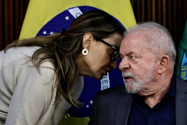 Rosângela Lula da Silva hablando con su marido. / Gtres