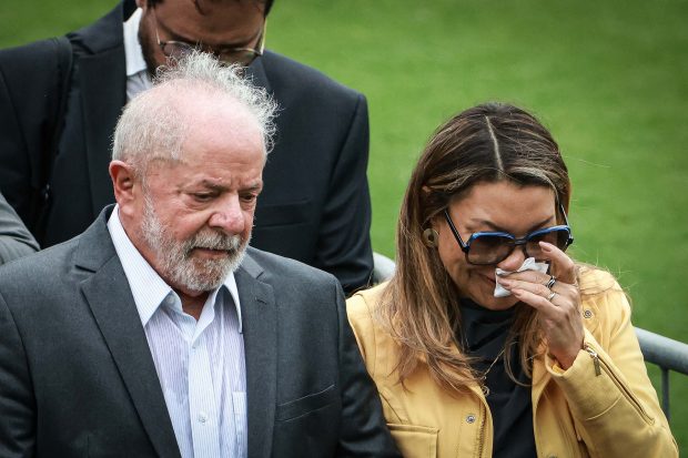 Rosângela Lula da Silva llorando junto a su marido. / Gtres
