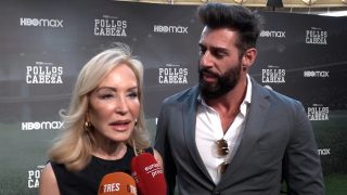 Carmen Lomana junto a un amigo en un photocall. / Gtres