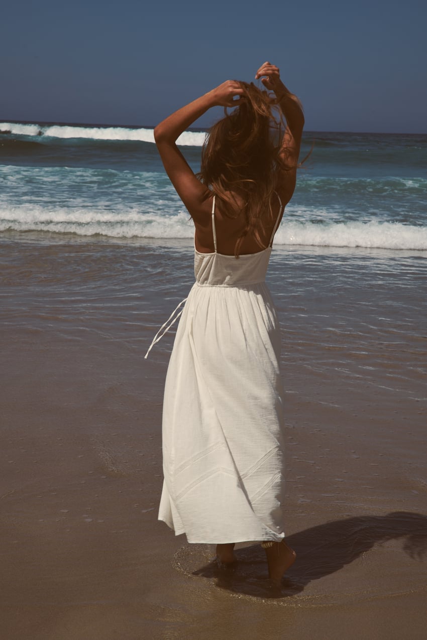 El vestido blanco de Zara que va a ser una auténtica plaga este verano: está volando