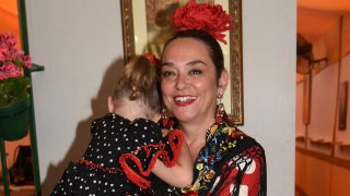 Toñi Moreno con su hija en la Feria de Abril de Sevilla. / Gtres