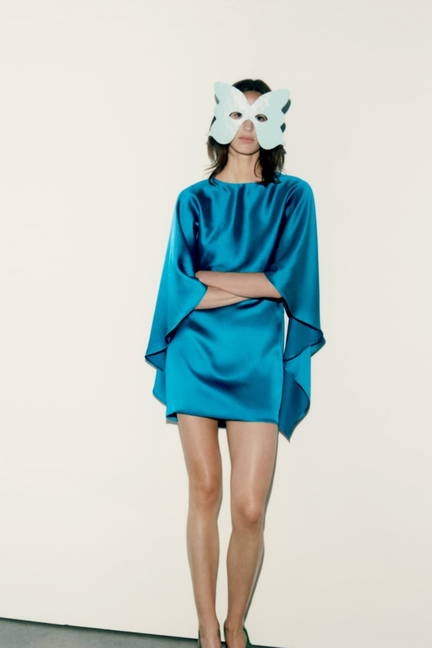 Arrasa en la web de Zara: así es su nuevo vestido satinado y azul