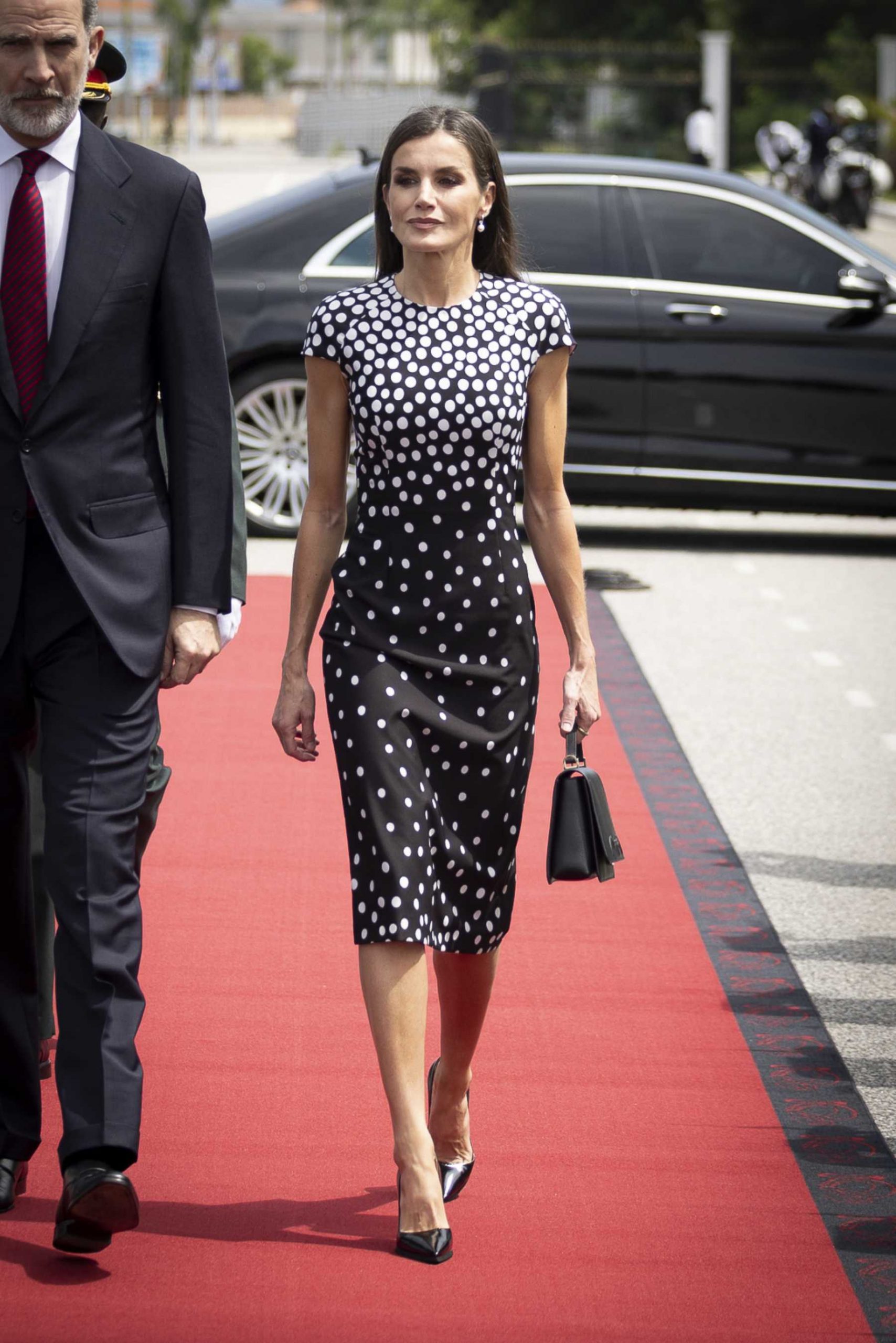 Doña Letizia con un vestido de lunares en Angola / Gtres