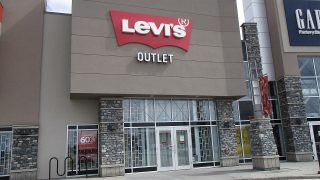 Una ganga: el top de Levi’s que nadie esperaba que estuviera tan barato