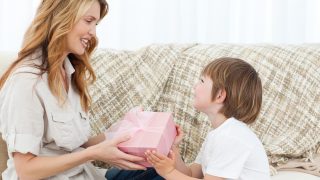 Una madre con su hijo. / Gtres