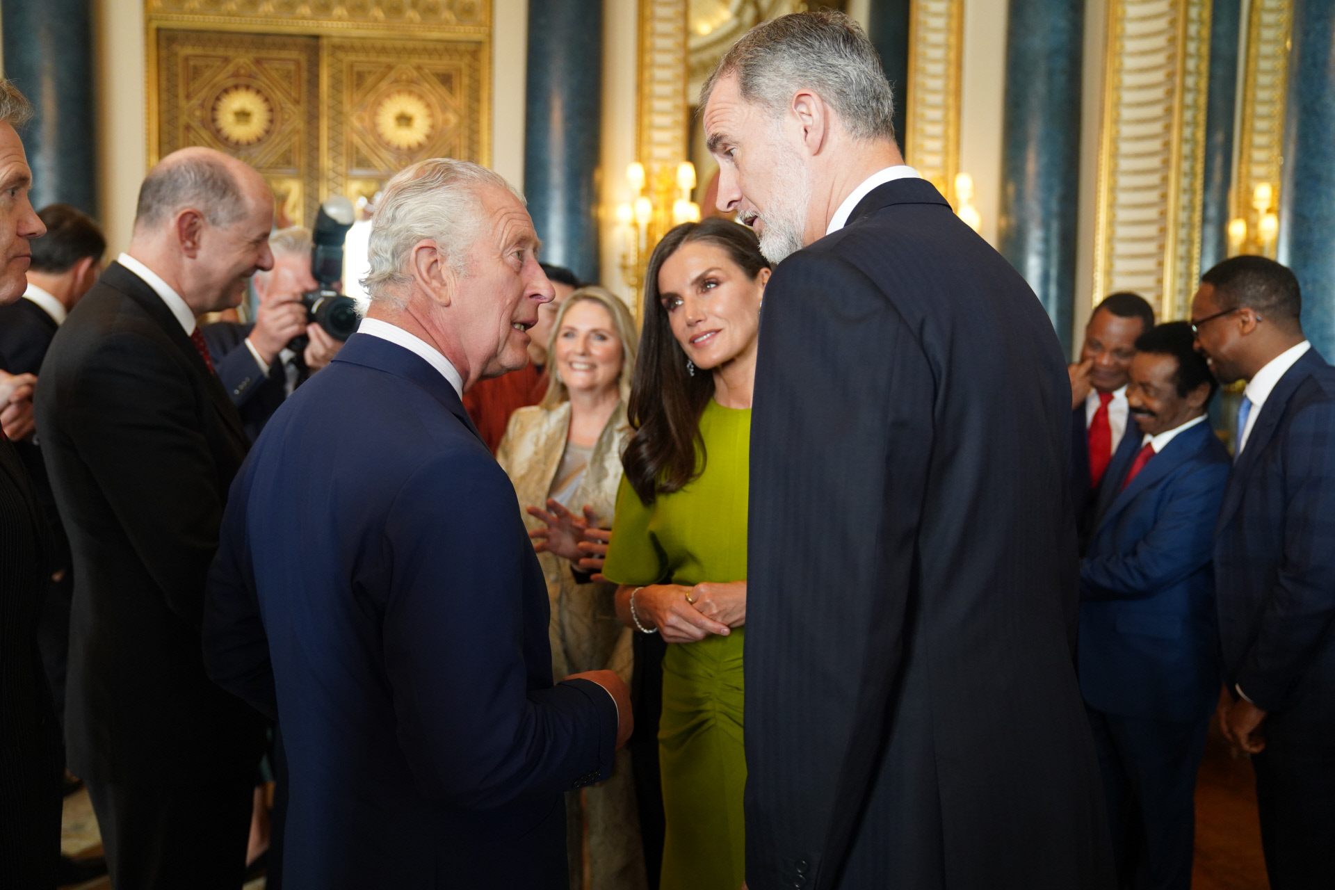 El rey Carlos III saluda a Felipe y Letizia