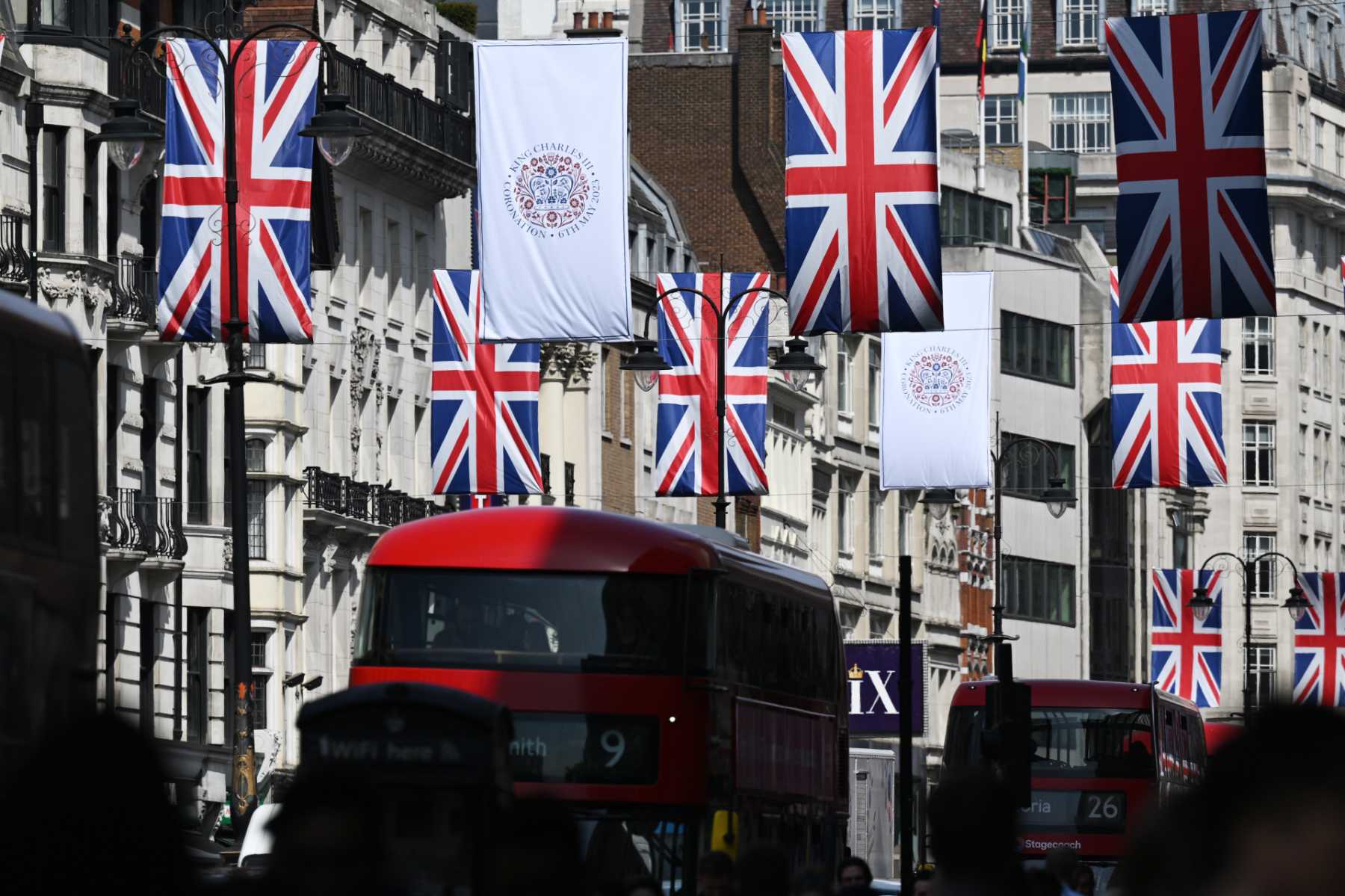 Banderas conmemorativas en Londres por la coronación de Carlos III / Gtres