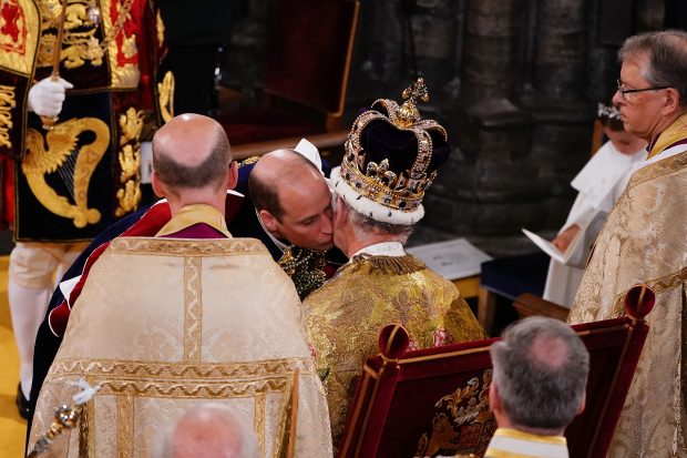 El príncipe Guillermo desvela la dolorosa secuela que la coronación le ha dejado a Carlos III