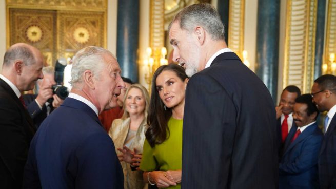 Los Reyes de España junto a Carlos III / Gtres