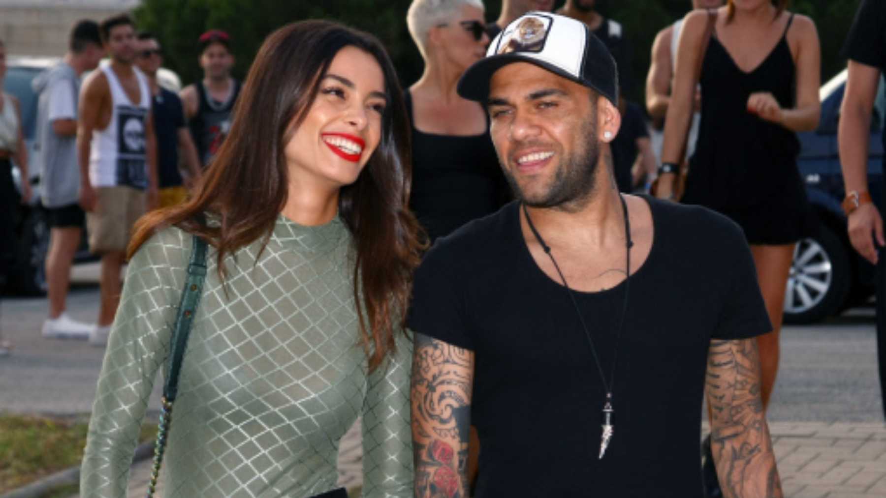 Dani Alves y Joana Sanz en la calle / Gtres