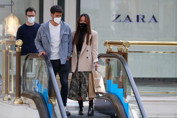 Gente comprando en una tienda de Zara. / Gtres