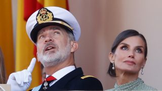 El Rey Felipe y la Reina Letizia mirando hacia arriba. / Gtres