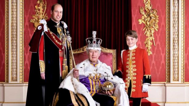 El Rey Carlos III junto a su hijo y su nieto en su ascenso al trono / Instagram