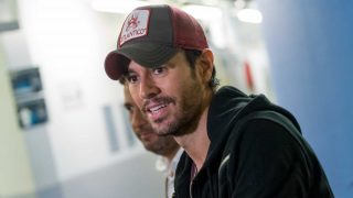 Enrique Iglesias en el aeropuerto / Gtres