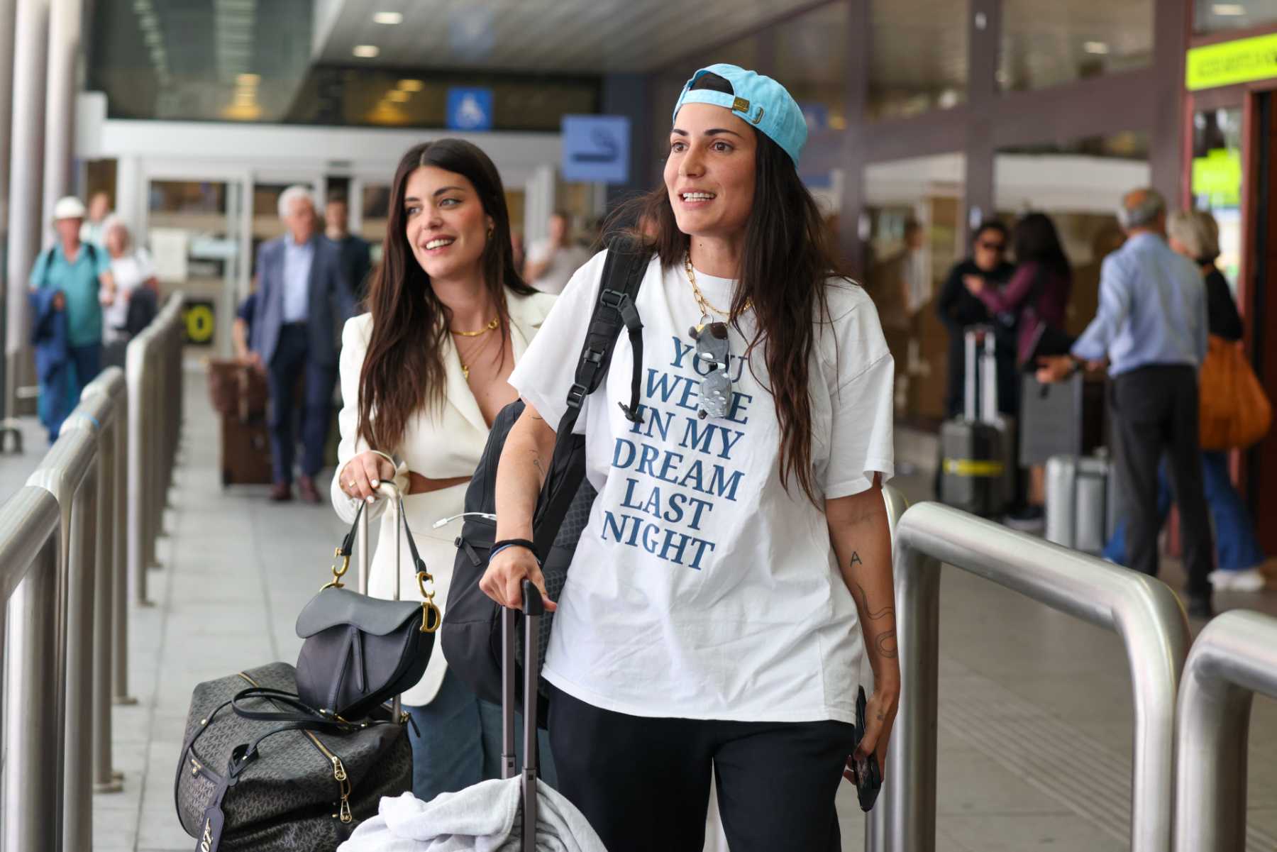 Alba Paul y Dulceida en el aeropuerto de Barajas, en Madrid / Gtres